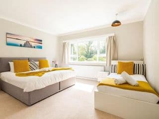 Homely Property- Sleeps up to 6 - Photo 7