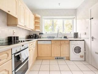 Homely Property- Sleeps up to 6 - Photo 10
