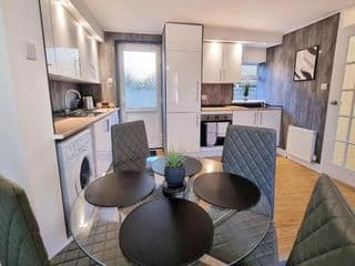 COSY 2 Bed APARTMENT NEARBY TRAIN STATION!
