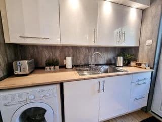 COSY 2 Bed APARTMENT NEARBY TRAIN STATION! - Photo 2