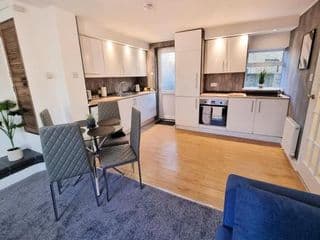 COSY 2 Bed APARTMENT NEARBY TRAIN STATION! - Photo 3