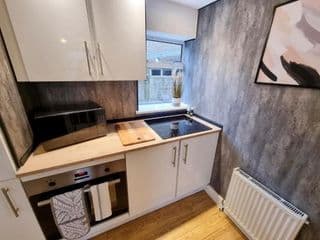 COSY 2 Bed APARTMENT NEARBY TRAIN STATION! - Photo 4