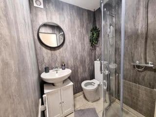 COSY 2 Bed APARTMENT NEARBY TRAIN STATION! - Photo 7