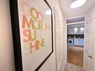 COSY 2 Bed APARTMENT NEARBY TRAIN STATION! - Photo 8