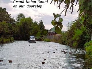 Double Bedroom with Private Bathroom Near Grand Union Canal w Optional 4 Single Sofa Beds in TV Lounge for Family Stays - Photo 2