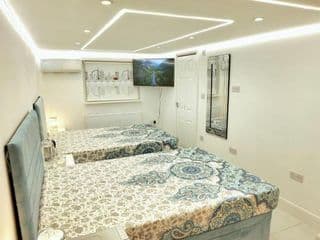 Double Bedroom with Private Bathroom Near Grand Union Canal w Optional 4 Single Sofa Beds in TV Lounge for Family Stays - Photo 12