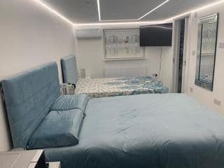 Double Bedroom with Private Bathroom Near Grand Union Canal w Optional 4 Single Sofa Beds in TV Lounge for Family Stays - Photo 13