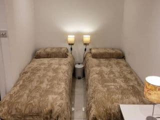 Double Bedroom with Private Bathroom Near Grand Union Canal w Optional 4 Single Sofa Beds in TV Lounge for Family Stays - Photo 3