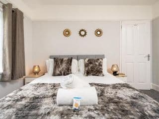 Mulberry House - Luxurious and Modern 4-Bed in Solihull near NEC,JLR, Airport, Resorts World, HS2 - Photo 13
