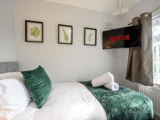 Mulberry House - Luxurious and Modern 4-Bed in Solihull near NEC,JLR, Airport, Resorts World, HS2 - Photo 4