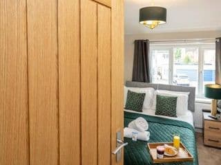 The Oaklands - Luxury spacious 6-bed, near Solihull, Birmingham City, JLR, NEC, Airport, Resorts World, HS2 - Photo 2