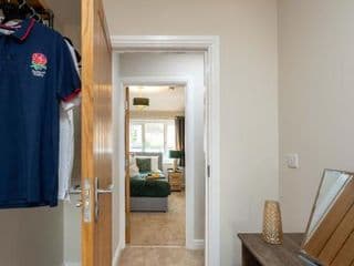 The Oaklands - Luxury spacious 6-bed, near Solihull, Birmingham City, JLR, NEC, Airport, Resorts World, HS2 - Photo 3