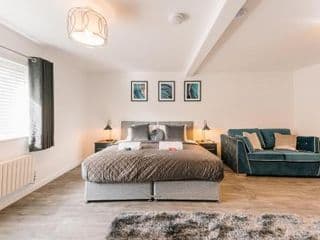 The White House - Grand & Spectacular 5-bed, sleeps 14- Central Solihull, NEC, JLR, HS2, Resorts World, Airport - Photo 11