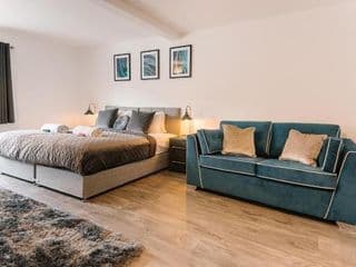 The White House - Grand & Spectacular 5-bed, sleeps 14- Central Solihull, NEC, JLR, HS2, Resorts World, Airport - Photo 17