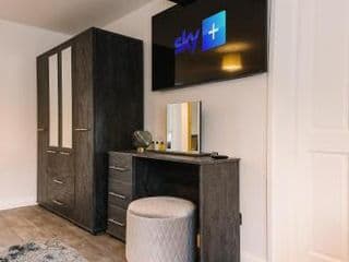 The White House - Grand & Spectacular 5-bed, sleeps 14- Central Solihull, NEC, JLR, HS2, Resorts World, Airport - Photo 19
