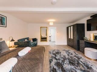 The White House - Grand & Spectacular 5-bed, sleeps 14- Central Solihull, NEC, JLR, HS2, Resorts World, Airport - Photo 20