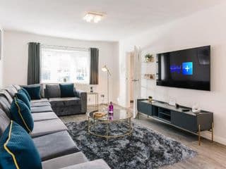 The White House - Grand & Spectacular 5-bed, sleeps 14- Central Solihull, NEC, JLR, HS2, Resorts World, Airport - Photo 4