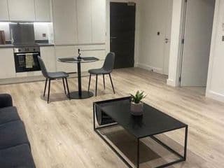 Brand new luxury apartment with free parking and gym - Photo 2