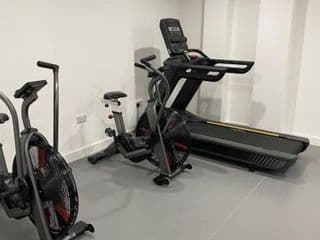 Brand new luxury apartment with free parking and gym - Photo 14