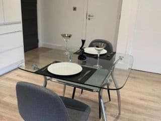 Brand new luxury apartment with free parking and gym - Photo 4