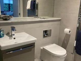 Brand new luxury apartment with free parking and gym - Photo 5