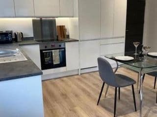 Brand new luxury apartment with free parking and gym - Photo 7