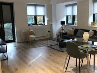 Brand new luxury apartment with free parking and gym - Photo 9