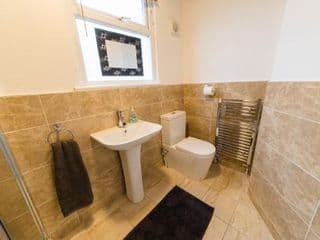 Modern and Spacious House Perfect for Teams - Photo 18
