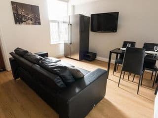 Modern and Spacious House Perfect for Teams - Photo 4