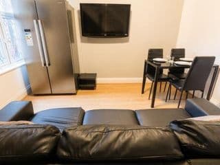 Modern and Spacious House Perfect for Teams - Photo 7