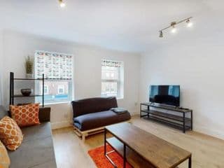 Modern split level 1 bedroom flat in Aldgate