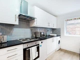 Modern split level 1 bedroom flat in Aldgate - Photo 2