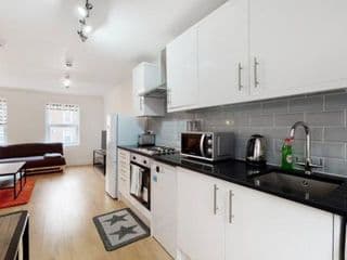 Modern split level 1 bedroom flat in Aldgate - Photo 3