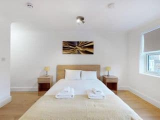Modern split level 1 bedroom flat in Aldgate - Photo 4