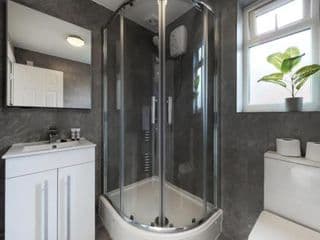 Modern split level 1 bedroom flat in Aldgate - Photo 5