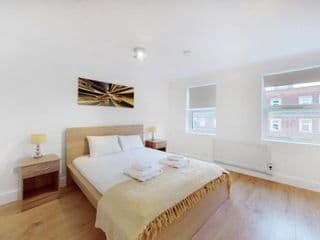 Modern split level 1 bedroom flat in Aldgate - Photo 8