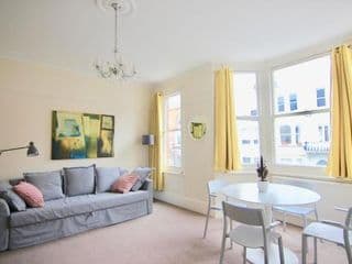 Spacious Bright 1 Bed Flat in Fulham by the Thames
