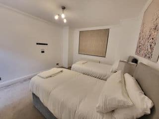 Garland Stylish 2 Bedroom Apartment A Minute Walk From Station - Photo 15