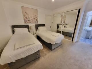 Garland Stylish 2 Bedroom Apartment A Minute Walk From Station - Photo 3