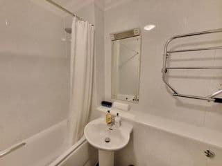 Garland Stylish 2 Bedroom Apartment A Minute Walk From Station - Photo 9