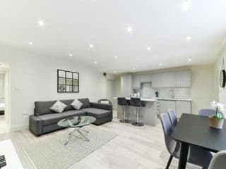 Chic Apartment by Hyde Park