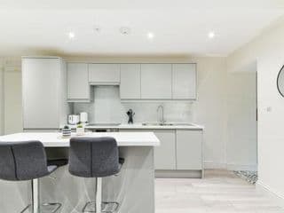 Chic Apartment by Hyde Park - Photo 11