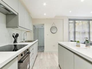 Chic Apartment by Hyde Park - Photo 13