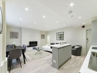 Chic Apartment by Hyde Park - Photo 14