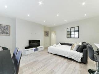 Chic Apartment by Hyde Park - Photo 15