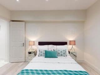 Chic Apartment by Hyde Park - Photo 18