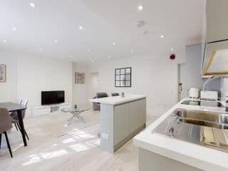 Chic Apartment by Hyde Park - Photo 23
