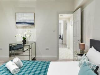 Chic Apartment by Hyde Park - Photo 5