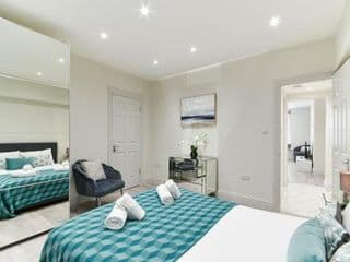 Chic Apartment by Hyde Park - Photo 7