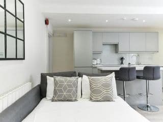 Chic Apartment by Hyde Park - Photo 9